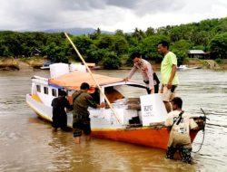 Naik Perahu Kawal Distribusi Logistik Pemilu Desa Nanga Bere