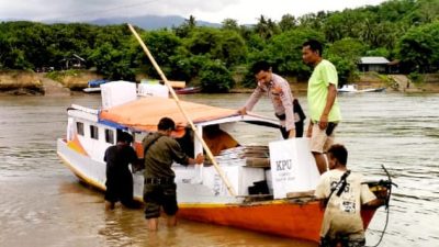 Naik Perahu Kawal Distribusi Logistik Pemilu Desa Nanga Bere