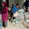 Usai Pemilu, Ratusan Warga Serbu Kantor Desa Wae Lolos Terima Bantuan Pangan