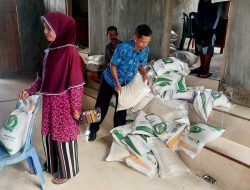 Usai Pemilu, Ratusan Warga Serbu Kantor Desa Wae Lolos Terima Bantuan Pangan