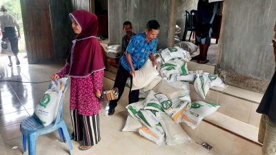 Usai Pemilu, Ratusan Warga Serbu Kantor Desa Wae Lolos Terima Bantuan Pangan