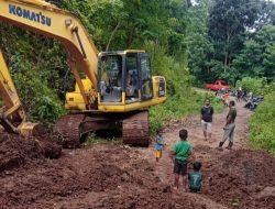 Pagi ini, Alat Berat Menderu Singkirkan Material Longsor di Kecamatan Welak