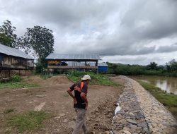 Proyek Pembangunan Sarpras Pengendalian Banjir Sungai Wae Mese, Warga Tagih Janji PT. Kharisma Bina Kontruksi