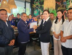 Julie Laiskodat Serahkan SK Ketua DPW Partai NasDem NTT kepada Edistasius Endi