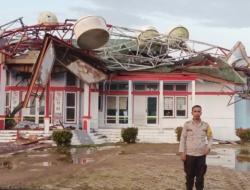 Tower Telkomsel Ambruk, Kantor Camat Kuwus Rusak Parah