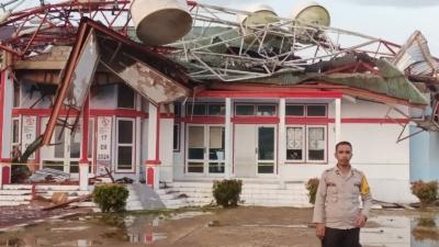 Tower Telkomsel Ambruk, Kantor Camat Kuwus Rusak Parah