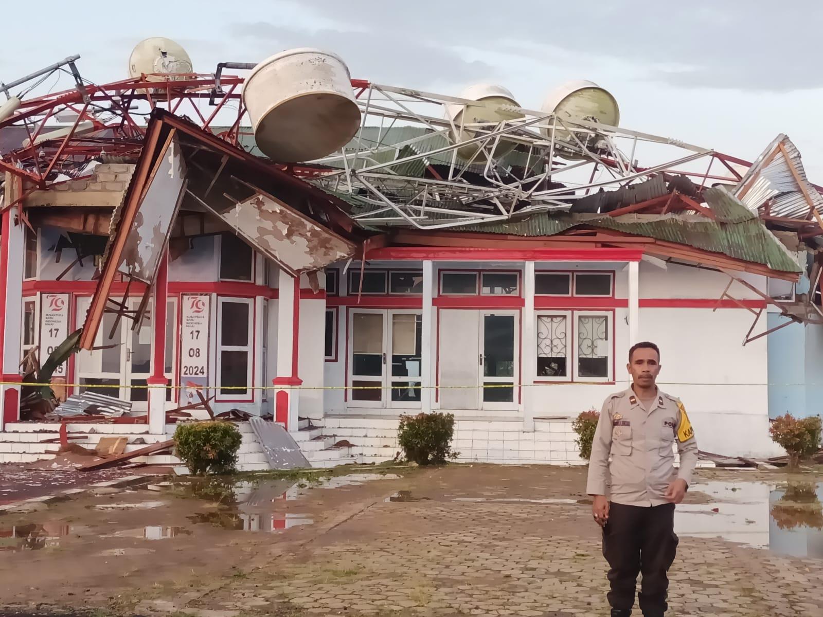 Tower Telkomsel Ambruk, Kantor Camat Kuwus Rusak Parah