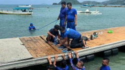 Polisi di Labuan Bajo Perbaiki Dermaga Apung Nelayan yang Rusak Diterjang Gelombang