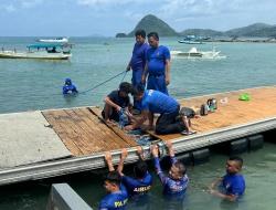 Polisi di Labuan Bajo Perbaiki Dermaga Apung Nelayan yang Rusak Diterjang Gelombang