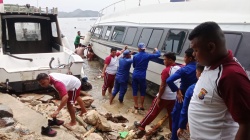 Polisi Evakuasi Speed Boat Ocean Day yang Kandas di Perairan Labuan Bajo Akibat Diterjang Gelombang Tinggi