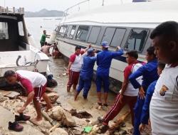 Polisi Evakuasi Speed Boat Ocean Day yang Kandas di Perairan Labuan Bajo Akibat Diterjang Gelombang Tinggi
