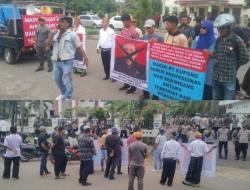 Keluarga Ibrahim Hanta Geruduk PN Labuan Bajo Desak Batalkan Perintah Majelis Hakim PT Kupang Lakukan Sidang Tambahan