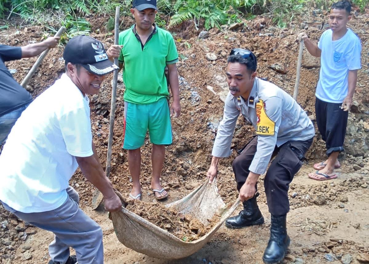 Akses Dua Kecamatan di Manggarai Barat Lumpuh, Polisi dan Warga Sigap Bersihkan Longsor