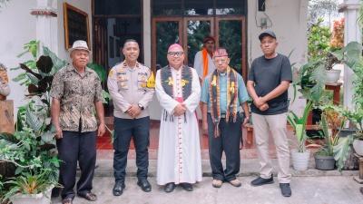 Simbol Kedamaian Paskah, Polisi, TNI, dan Umat Bersatu Jaga Ibadah di Labuan Bajo