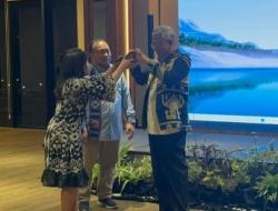 Sentra Layanan UT Dewantara Borong Serahkan Suvenir Songke dan Leros kepada Rektor UT Pusat di Kupang