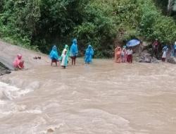Potret Pilu Pendidikan di Manggarai Barat ; Anak-Anak Sekolah Bertaruh Nyawa Seberangi Banjir