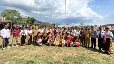 Merawat Warisan Leluhur, SMA Negeri 1 Boleng Gelar Pentas Budaya Caci dan Sae Massal
