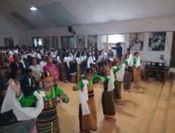 Tiga Mahasiswi Muslim Warnai Koor Misa Natal di Kapela Waemasa