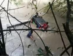 Sano Nggoang Terkepung Bencana: Jalur Utama Lumpuh, Listrik Padam, hingga Mobil Terseret Banjir