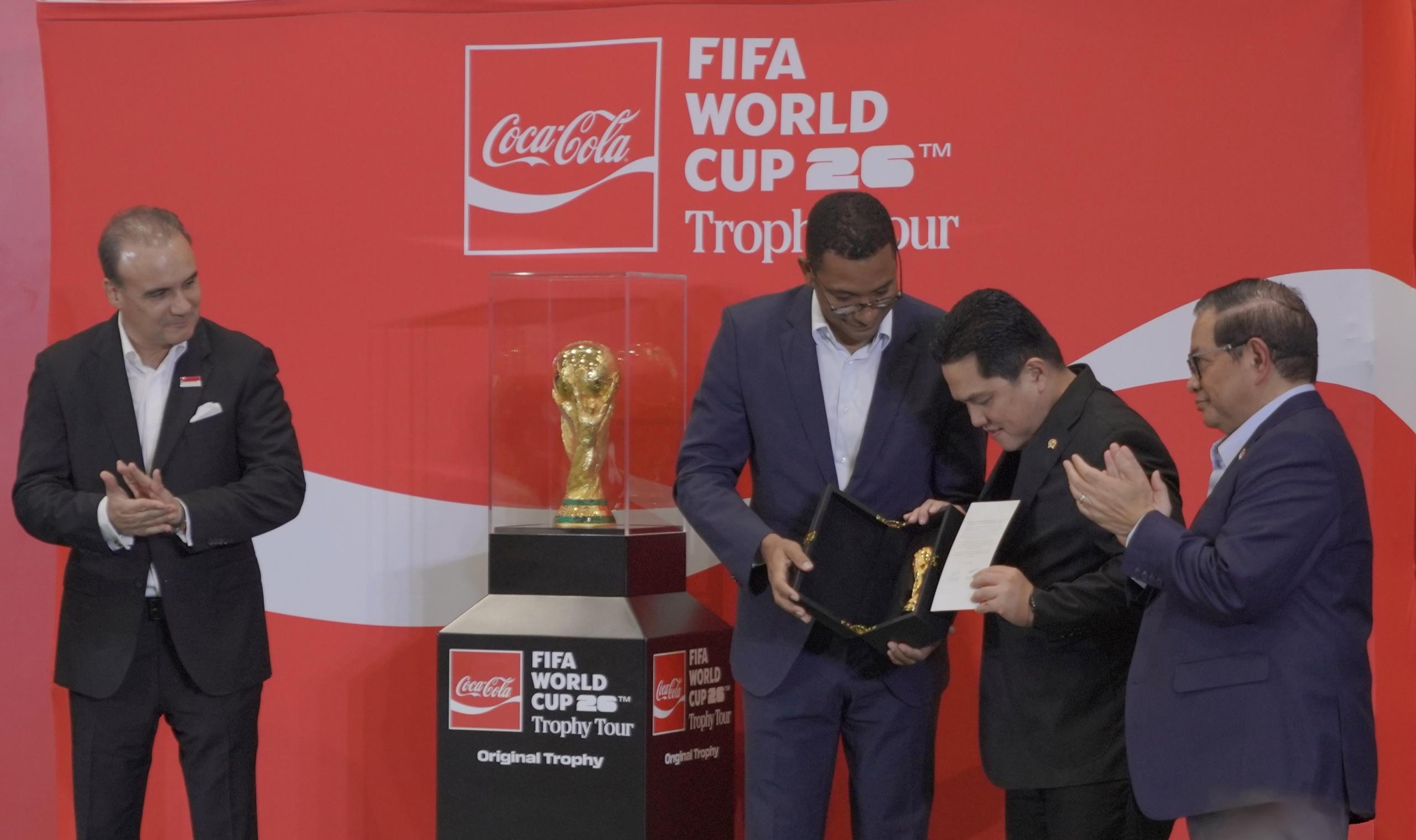 FIFA World Cup™ Trophy Tour by Coca-Cola Hadir di Indonesia, Hadirkan Trofi Emas Paling Ikonik Dunia ke Jakarta