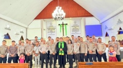 Polres Mabar Menggema di Gereja GMIT Gunung Salmon: Ketika Polisi Memuji Tuhan, Iman dan Kemanusiaan Menyatu