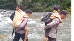 Polisi Gendong Siswa Seberangi Sungai Wae Songka Manggarai Barat