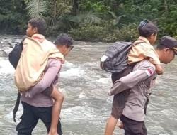 Polisi Gendong Siswa Seberangi Sungai Wae Songka Manggarai Barat