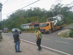 “Bangkai” Truk Molen di Trans Flores Akhirnya Dievakuasi