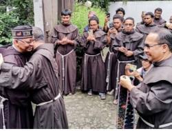 Usai Pamit dari Bogor, Monsinyur Paskalis Diterima dengan Budaya Manggarai di Rumah Persaudaraan OFM