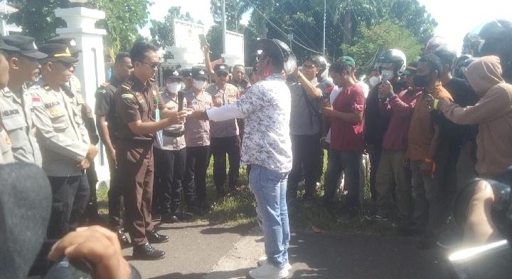 Urus Sertifikat Tanah Harus Lewat “Restu Fungsionaris Adat”? Warga Desak Kejari Mabar untuk Hentikan Paraktik Tersebut