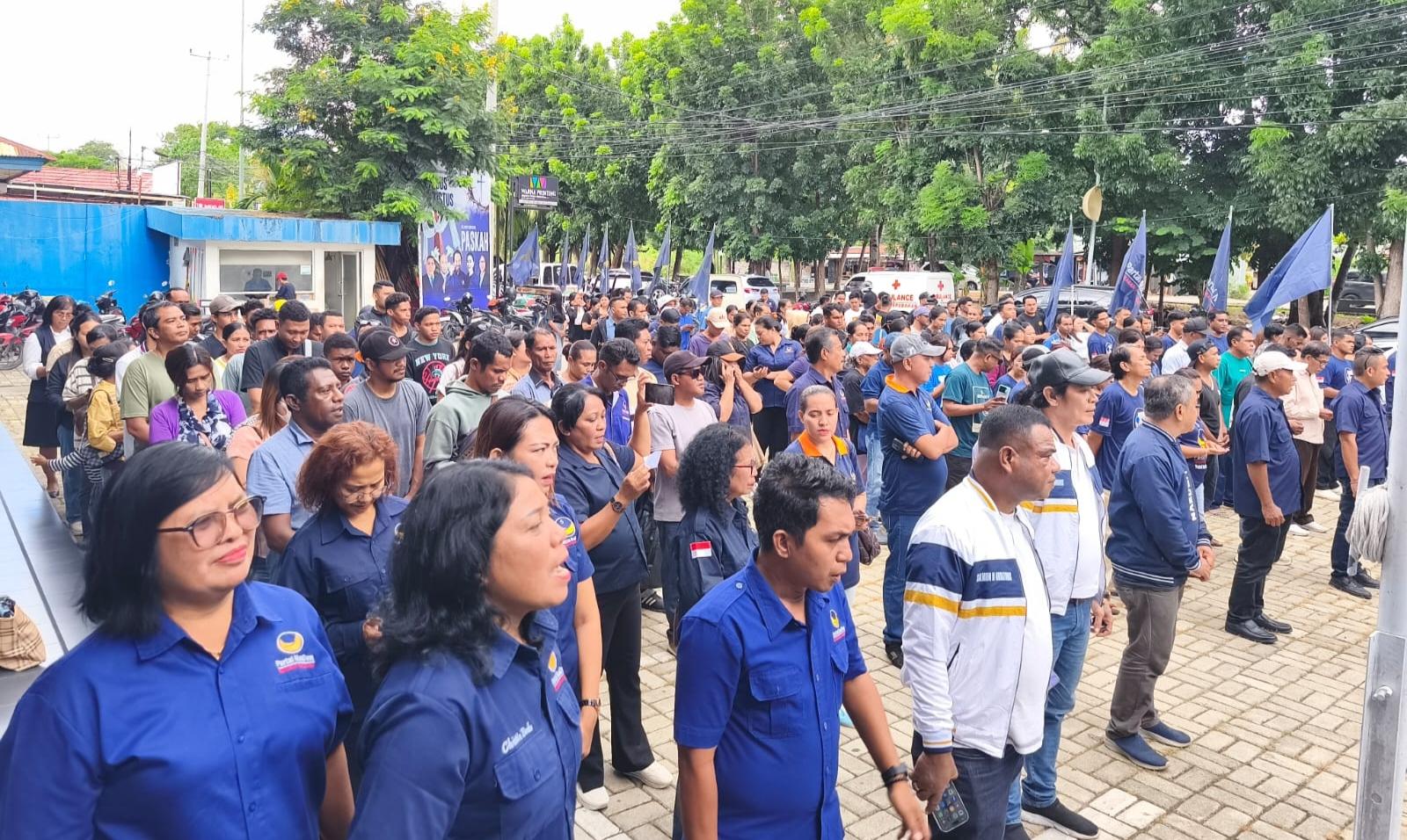 Ratusan Kader DPW NasDem saat melayangkan ultimatum kepada Majalah harian Tempo di Kupang (Foto DPW NasDem NTT)