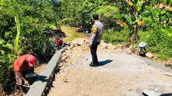 AIPDA Yulius Pantau Proyek Jalan Tani Ongko Leba