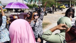 Di Tengah Aksi Demonstrasi Ahli Waris Ibrahim Hanta, Kepala BPN Manggarai Barat Dihibur Dua Biduan Cantik