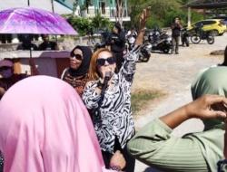 Di Tengah Aksi Demonstrasi Ahli Waris Ibrahim Hanta, Kepala BPN Manggarai Barat Dihibur Dua Biduan Cantik