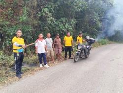 Personel Polsek Lembor Gotong Royong Bersihkan Jalur Vital Wae Mose–Kakor