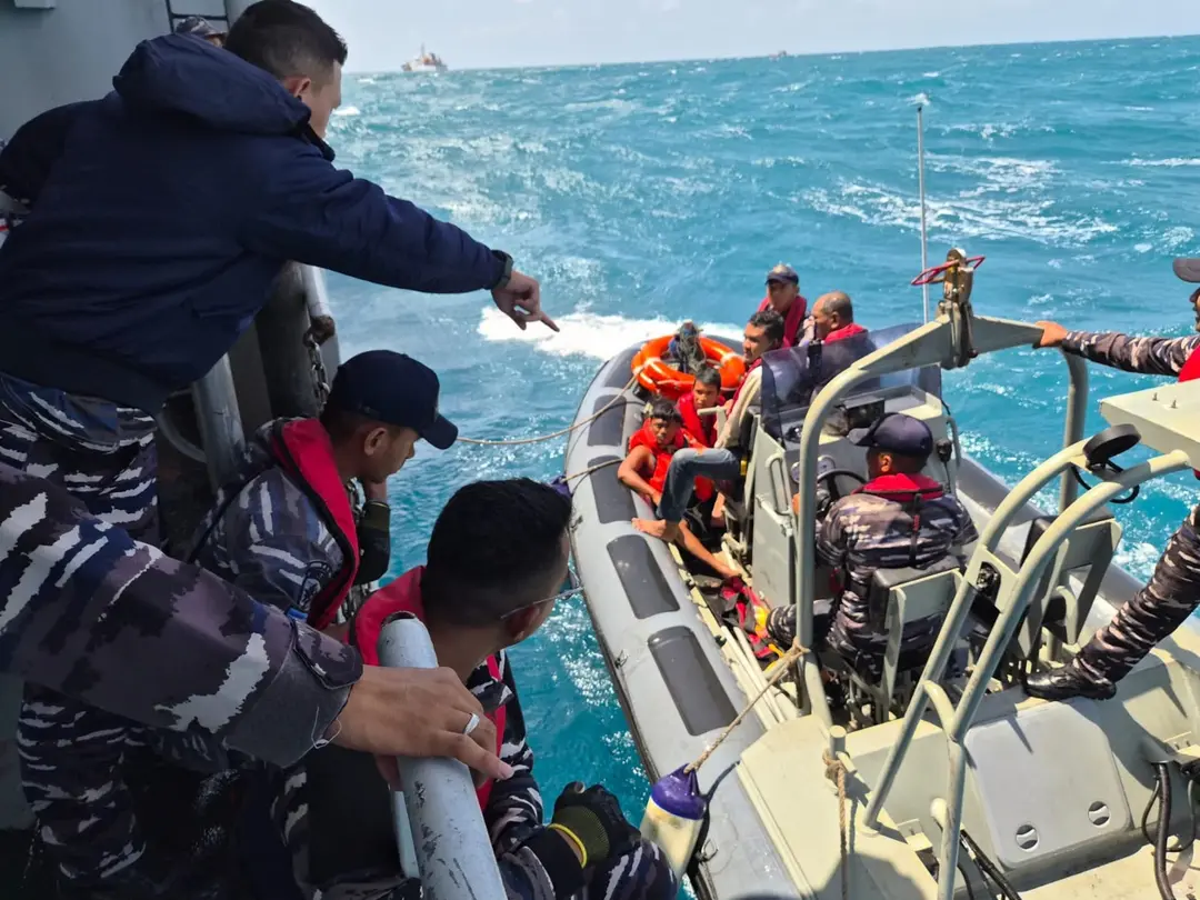 KRI Nala-363 Selamatkan 22 Korban KM Virgo Transport 8, Tiga Orang Butuh Penanganan Medis