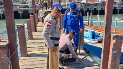 Sat Polairud Polres Manggarai Barat Bergerak Cepat Perbaiki Jembatan Dermaga Kampung Ujung