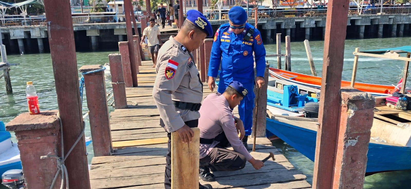 Sat Polairud Polres Manggarai Barat Bergerak Cepat Perbaiki Jembatan Dermaga Kampung Ujung