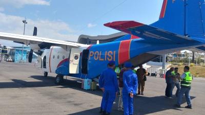 Pesawat Polri Antar Jenazah Dokter Hewan Korban KKB Papua ke Maumere
