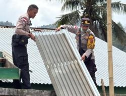 Polisi Bantu Bongkar Rumah Roboh dan Ringankan Beban Korban Gempa