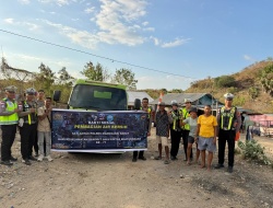 Dihantam Kemarau dan Dampak Gempa, Warga Padang SMIP Akhirnya Nikmati 10.000 Liter Air Bersih dari Polantas