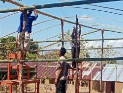 Polisi, Guru dan Warga Sulap Bambu serta Daun Kelapa Jadi Kelas Darurat untuk Siswa SMPN 1 Macang Pacar