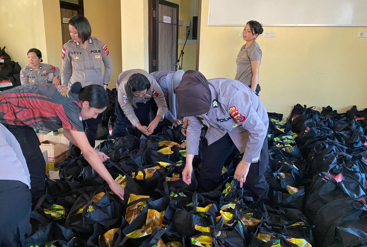 Empat Hari Tanpa Henti, Srikandi Bhayangkara Kemas 35 Ton Bantuan untuk Korban Gempa Flores