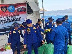 Demi Warga Terisolasi, 5 Dus Biskuit “Nekat” Menyeberangi Laut Flores