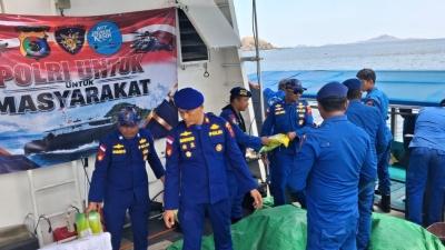 Demi Warga Terisolasi, 5 Dus Biskuit “Nekat” Menyeberangi Laut Flores