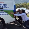 Dorong Mobil di Tanjakan Terjal, Kadis Kesehatan Mabar Pimpin Langsung Misi Kemanusiaan ke Kampung Terdampak Gempa