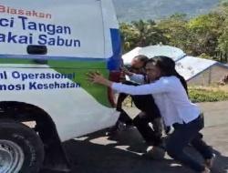 Dorong Mobil di Tanjakan Terjal, Kadis Kesehatan Mabar Pimpin Langsung Misi Kemanusiaan ke Kampung Terdampak Gempa