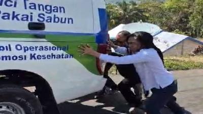 Dorong Mobil di Tanjakan Terjal, Kadis Kesehatan Mabar Pimpin Langsung Misi Kemanusiaan ke Kampung Terdampak Gempa