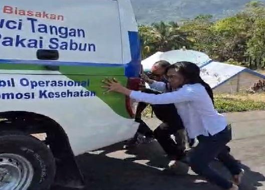 Dorong Mobil di Tanjakan Terjal, Kadis Kesehatan Mabar Pimpin Langsung Misi Kemanusiaan ke Kampung Terdampak Gempa