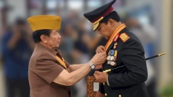 Kapolda NTT Diganjar Bintang Kehormatan LVRI, Pengabdian Veteran Jadi Inspirasi Generasi Penerus